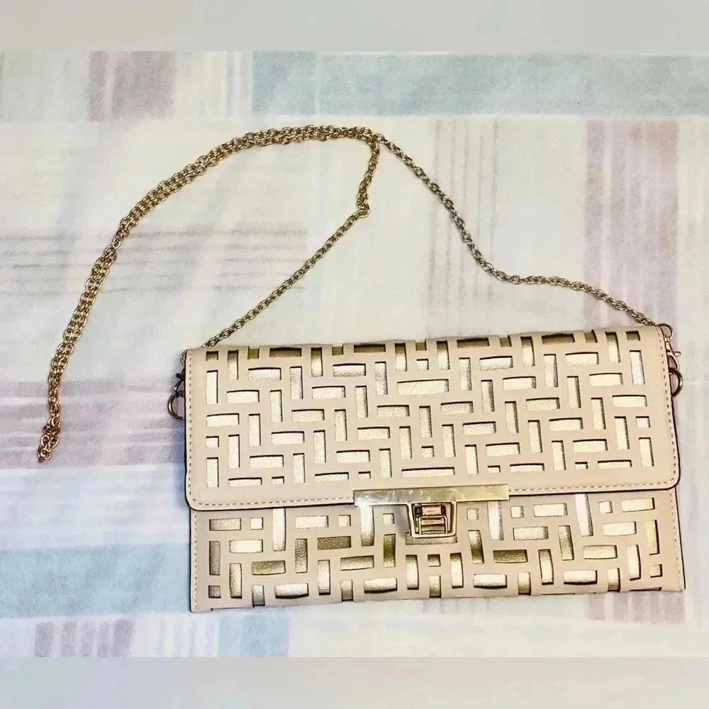 🏵️ No Name 🏵️ Brand New Beige & Gold tone Cute Clutch 🏵️
